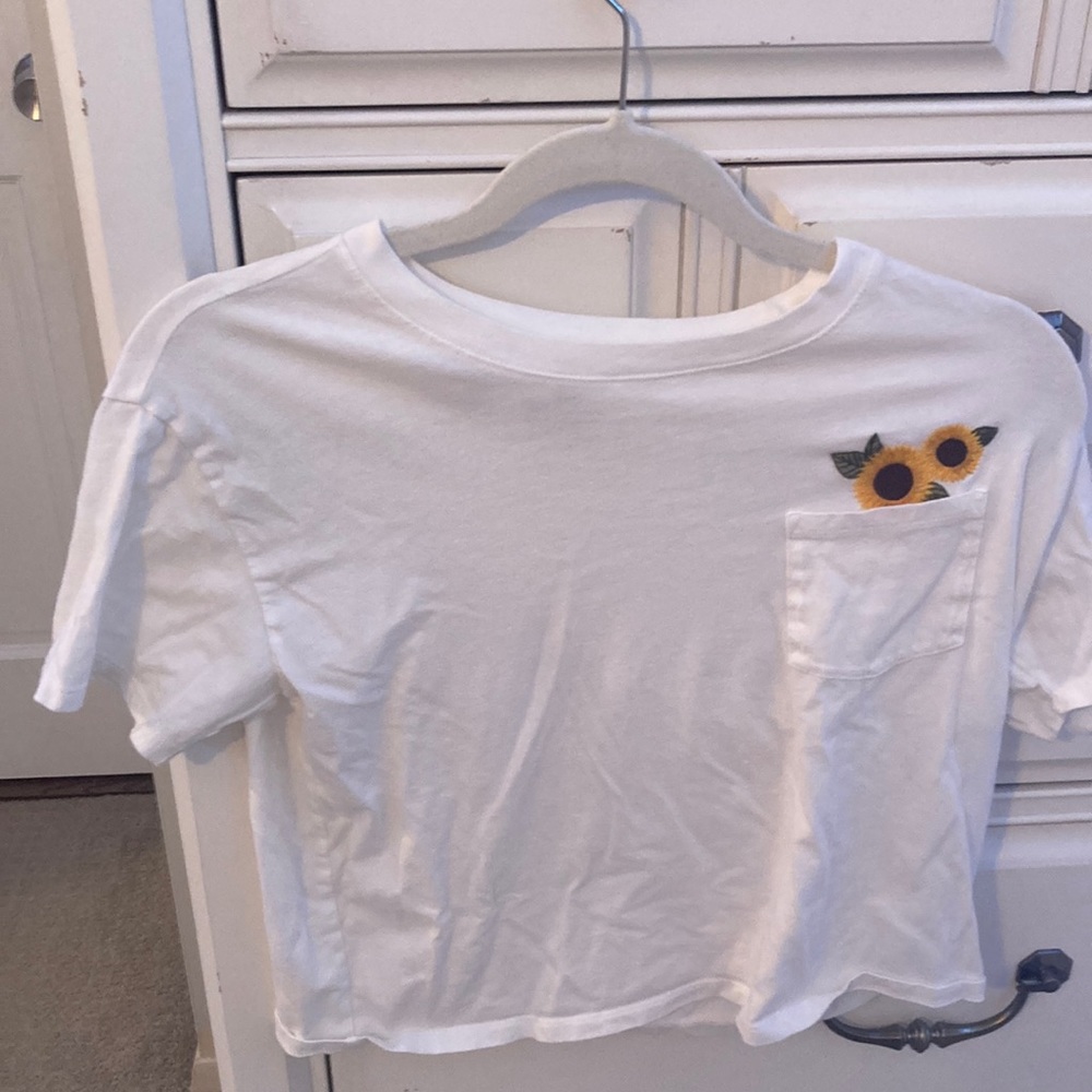 White Hollister cropped tee with front pocket and sunflowers